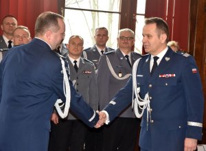 zastępca komendanta głównego Policji wita nowego komendanta wojewódzkiego Policji w Szczecinie
