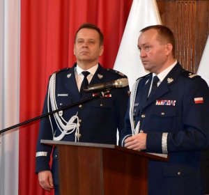 przemawia nowy komendant wojewódzki Policji w Szczecinie obok stoi zastępca Komendanta Głównego Policji