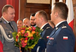 zastępca komendanta głównego policji, nowy komendant wojewódzki Policji w Szczecinie z kwiatami