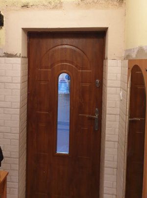 Nowe wmontowane drzwi