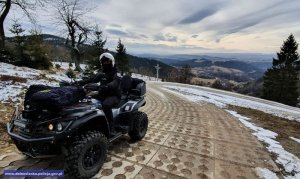 Policjant na quadzie patroluje górskie tereny