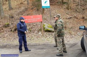 Spotkanie policjanta ze strażnikami leśnymi