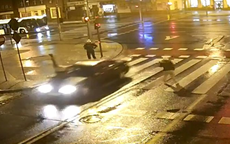 Kadr z filmu z monitoringu który przedstawia potrącenie pieszego na pasach