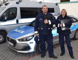 dzielnicowi z Komendy Powiatowej Policji w Pruszczu Gdańskim przy radiowozie