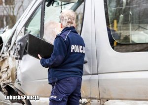 Policjantka podczas oględzin samochodu