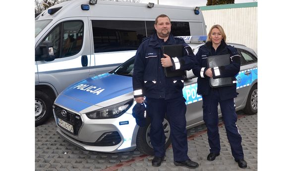 dzielnicowi z Komendy Powiatowej Policji w Pruszczu Gdańskim przy radiowozie