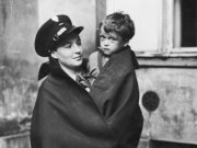 policjantka trzyma na ręku dziecko