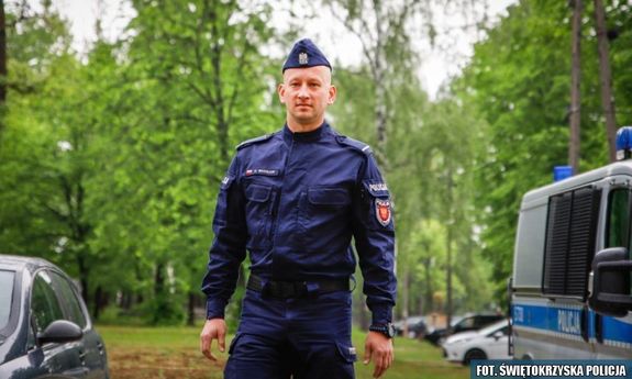 Funkcjonariusz Oddziału Prewencji Policji w Kielcach sierż. Łukasz Maziejuk