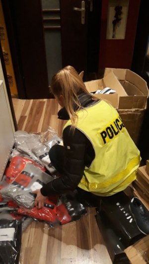 Policjantka zabezpiecza podrobione produkty