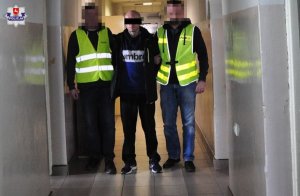 Poszukiwany prowadzony przez policjantów