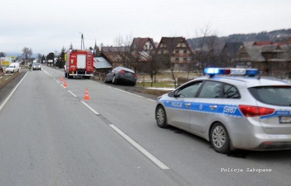 miejsca wypadku drogowego zabezpieczone przez policyjny radiowóz oraz straż pożarną