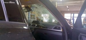 widok uszkodzonej szyby czołowej z wnętrza samochodu osobowego