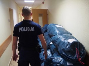 Policjant podczas czynności przy zabezpieczonych produktach leczniczych