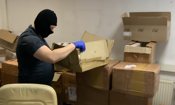 Policjant podczas czynności w zlikwidowanym magazynie