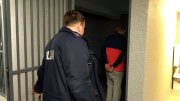 policjant z zatrzymanym w celi