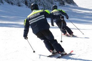 policjanci jadący na nartach