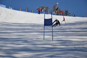 zawodnik na trasie slalomu giganta
