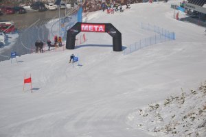 zawodnik na trasie slalomu giganta