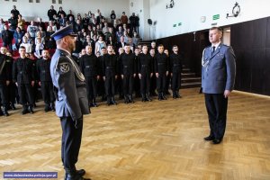 dowódca uroczystości składa meldunek komendantowi wojewódzkiemu przed ślubowaniem