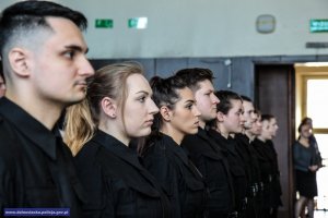 widok nowo przyjętych policjantów podczas ślubowania