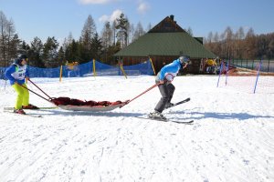 grupa zawodników na stoku