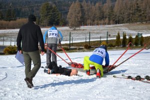 grupa zawodników na stoku