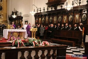 widok na ołtarz podczas mszy św. w intencji ofiar zbrodni katyńskiej