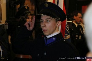 młody chłopak w historycznym mundurze oddaje honor