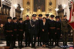 wspólne zdjęcie uczestników mszy św. w intencji ofiar zbrodni katyńskiej m.in. policjantów