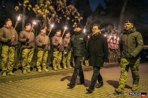 Minister Mariusz Kamiński i Komendant Główny Policji gen. insp. Jarosław Szymczyk przybywają na uroczystość