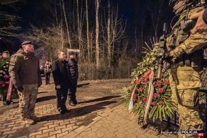 składanie wieńców pod pomnikiem