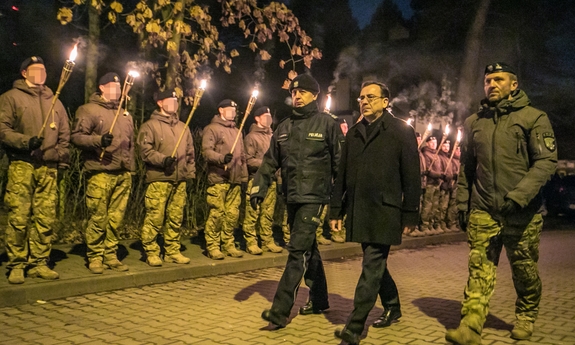 Minister Mariusz Kamiński i Komendant Główny Policji gen. insp. Jarosław Szymczyk przybywają na uroczystość