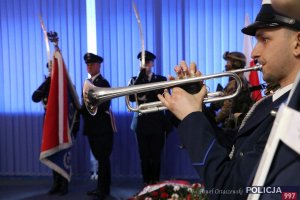 policjant gra na trąbce