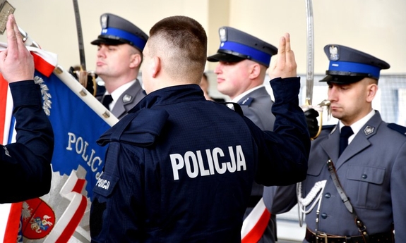 policjanci podczas uroczystości ślubowania nowych policjantów