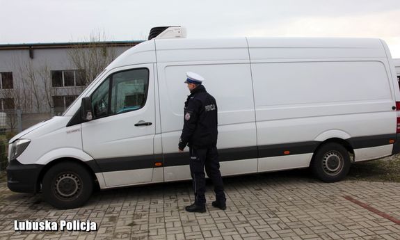 policjant stojący przy skradzionym mercedesie