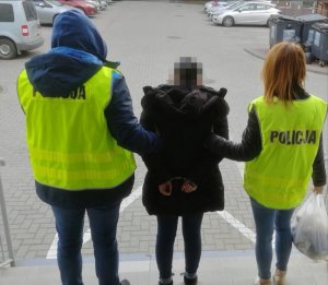 Zatrzymana prowadzona przez dwójkę policjantów