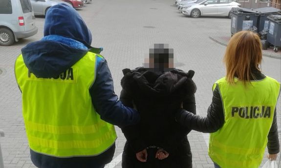 Zatrzymana prowadzona przez dwójkę policjantów