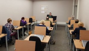 Seniorzy podczas &quot;egzaminu&quot; w sali WORD-u rozwiązują test na komputerach