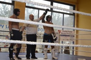 sędzia wskazuje zwycięzcę walki podczas pucharu Polski w kickboxingu