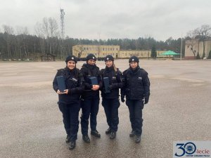 Policjantki na placu apelowym