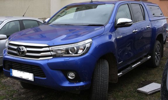 Niebieska Toyota Hilux