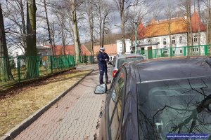 policjant ruchu drogowego podczas kontroli drogowej kierującej, która przekroczyła dopuszczalną prędkość