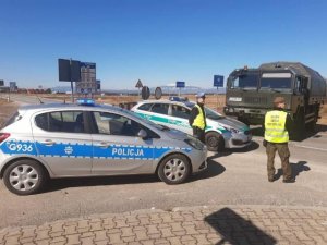 Policjanci wspólnie z funkcjonariuszami Straży Granicznej oraz innych służb strzegą polskich granic