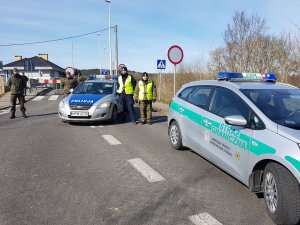 Policjanci wspólnie z funkcjonariuszami Straży Granicznej oraz innych służb strzegą polskich granic