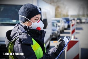 policjanci podczas kontroli na przejściach granicznych