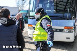 policjanci podczas kontroli na przejściach granicznych