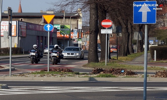 Funkcjonariusze motocykliści patrolują ulice