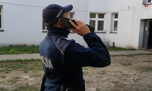 Policjant rozmawiający przez telefon