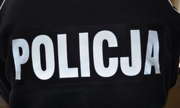 napis policja na plecach kurtki policjanta
