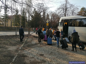 Policjant kieruje młodzież do internatu